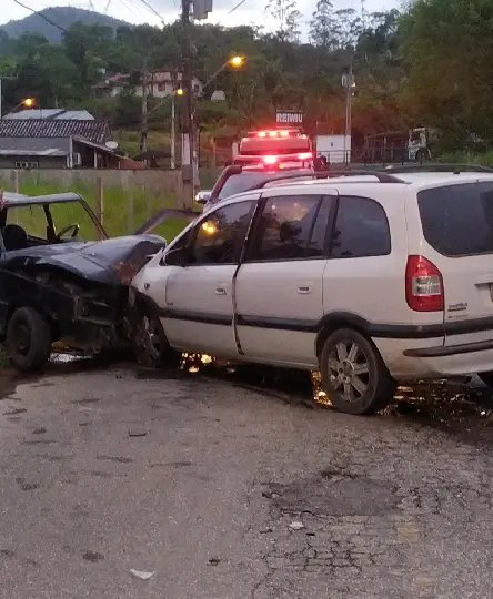 Dois carros batem de frente durante a madrugada