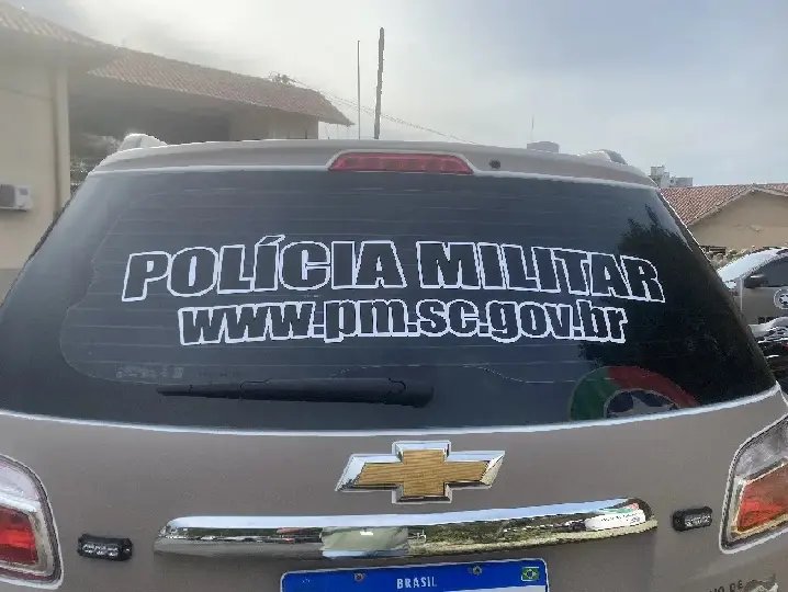Homem invade casa, atira várias vezes e fere uma pessoa