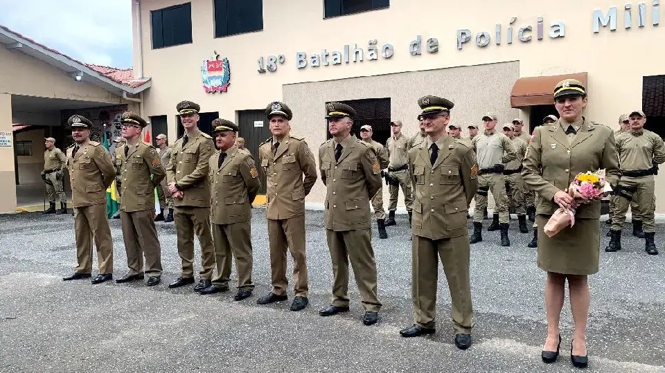 Policiais militares são promovidos durante solenidade em Brusque