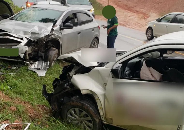 Carros ficam com a frente destruída após colisão em Brusque 