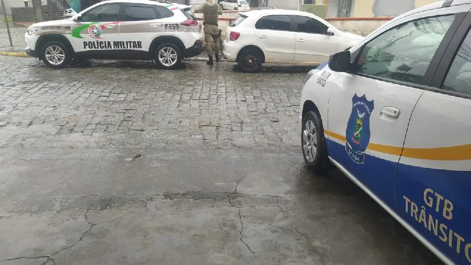 Motorista com sinais de embriaguez provoca acidente e urina na calçada em Brusque 