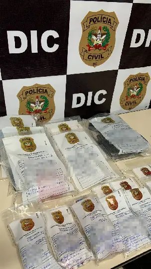 Polícia localiza depósito de drogas e prende várias pessoas por tráfico de drogas