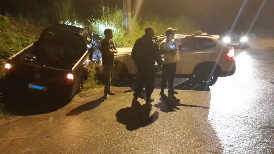 BMW e Saveiro colidem no acesso ao Limeira Baixa