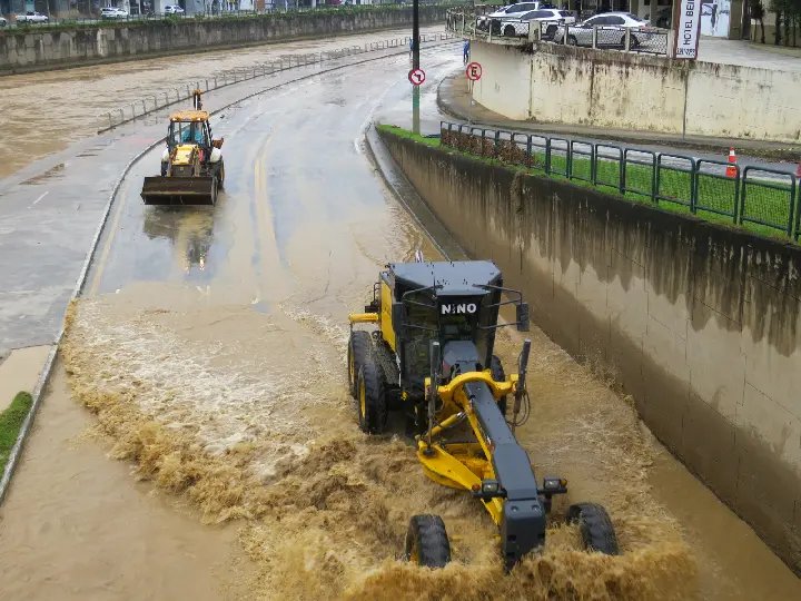 Secretaria de Obras realiza limpeza da avenida Beira Rio 