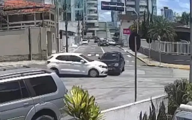 Câmera registra colisão entre carros na saída da ponte nova em Brusque 
