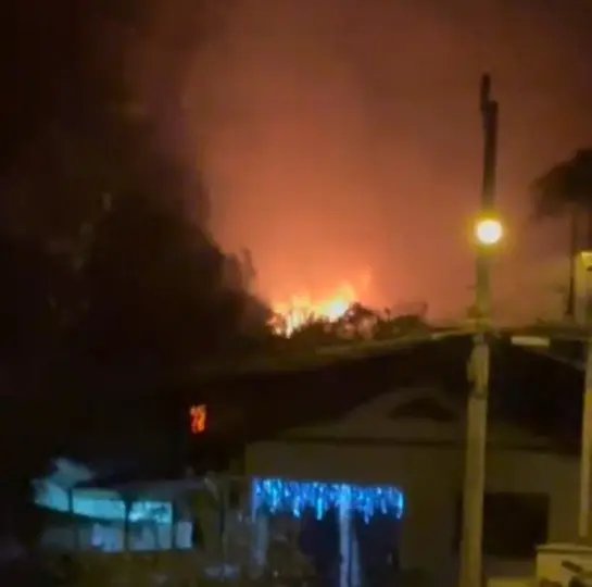 Três ficaram feridos no incêndio, relatam bombeiros