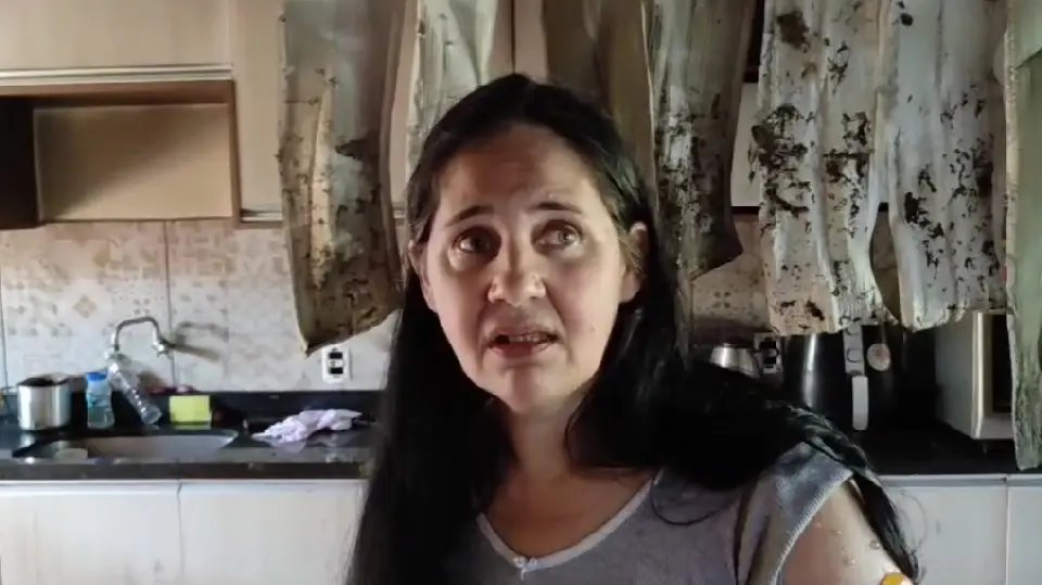 (VÍDEO) Família pede ajuda após casa ser atingida por incêndio
