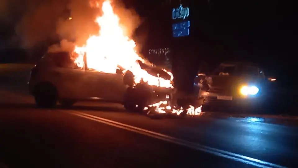 (URGENTE) Carro pega fogo após colisão frontal com outro veículo  em Brusque 