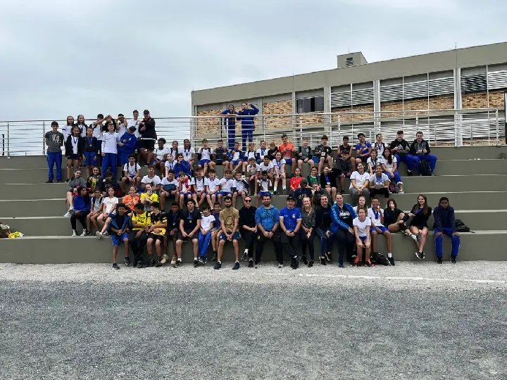 Escolas recebem troféus dos 18º Jogos Escolares de Guabiruba