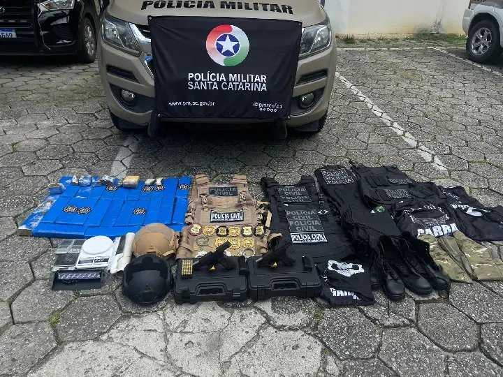 Dupla é presa com armas, distintivos e equipamentos similares ao da polícia