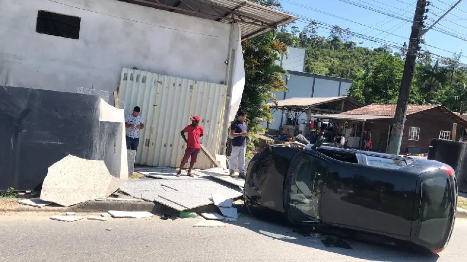 Homem sai da pista e bate o carro contra objetos de mármore na Bateas