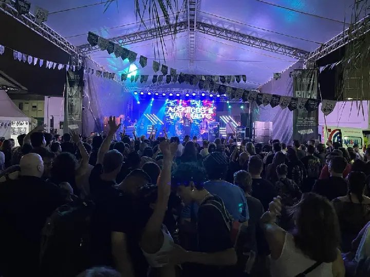 Mais de 3 mil pessoas passam pelo Rock na Praça