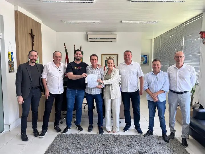 AmpeBr e Prefeitura de Brusque formalizam continuidade da Escola de Costura