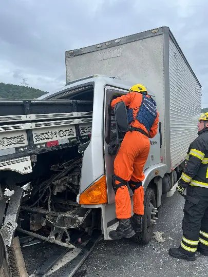 Grave acidente entre caminhões e carro deixa uma pessoa ferida