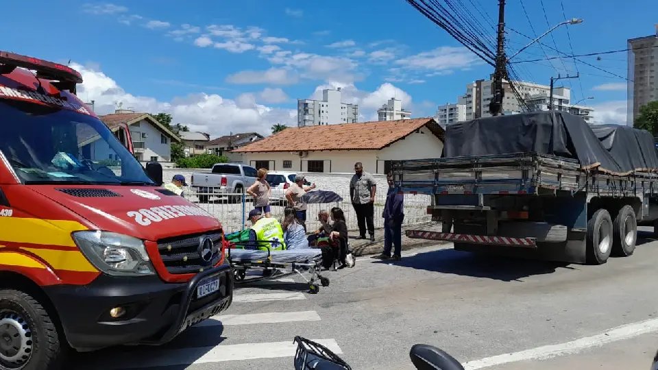 (URGENTE) Caminhão atropela adolescente em Brusque 