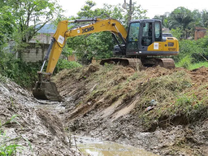 Secretaria de Obras realiza ação de limpeza de valas