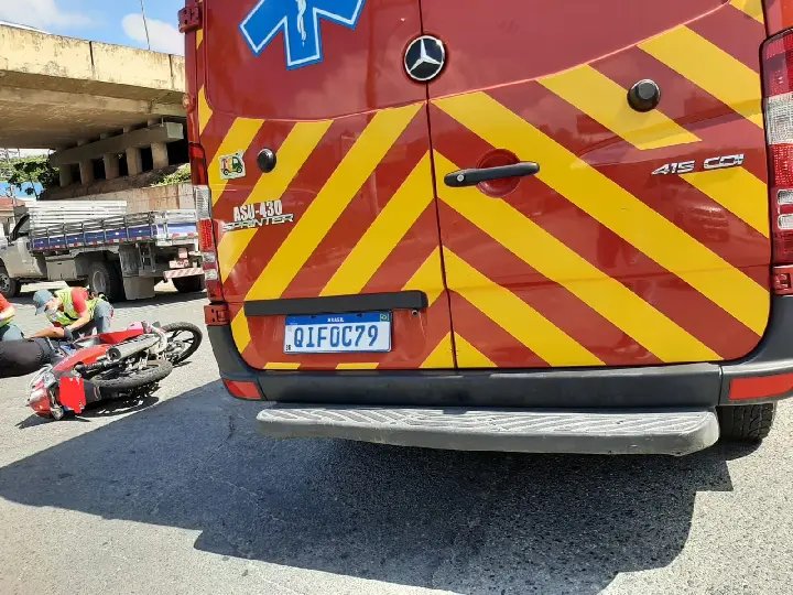 Colisão entre moto e caminhão deixa um ferido em Brusque