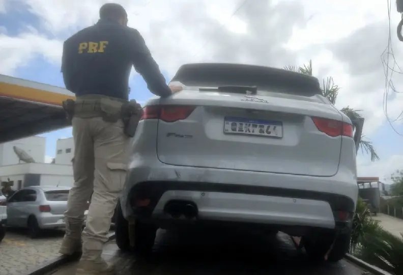 Carro de luxo clonado roubado em Brusque é recuperado na BR-101 