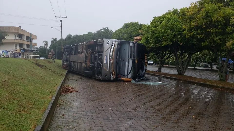(URGENTE) Ônibus de Guabiruba tomba no Rio Grande do Sul