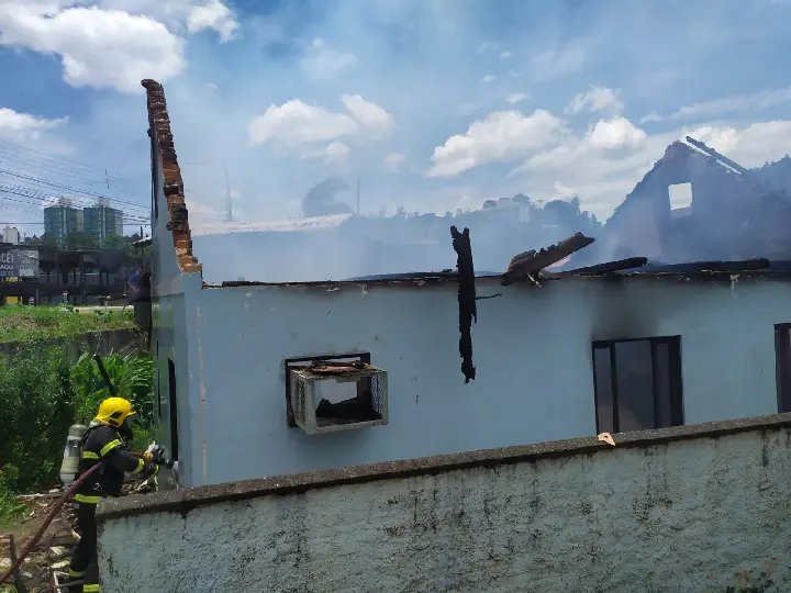 Casa abandonada é destruída por incêndio em Brusque