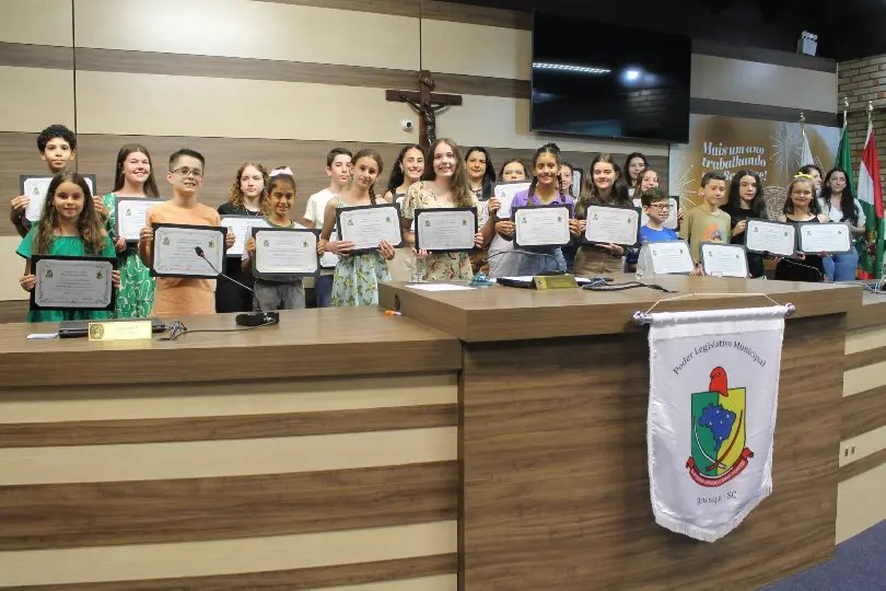 Estudantes com as melhores médias do ano recebem o diploma de Aluno Nota Dez