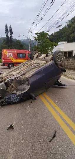 Carro capota em Brusque e motorista não é encontrado