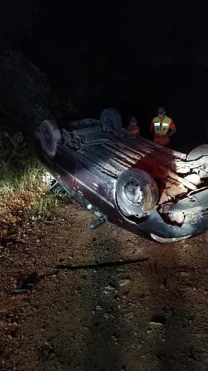 Carro capota no bairro Limeira Baixa, em Brusque