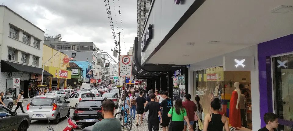 Clima de Natal movimenta Centro de Brusque 