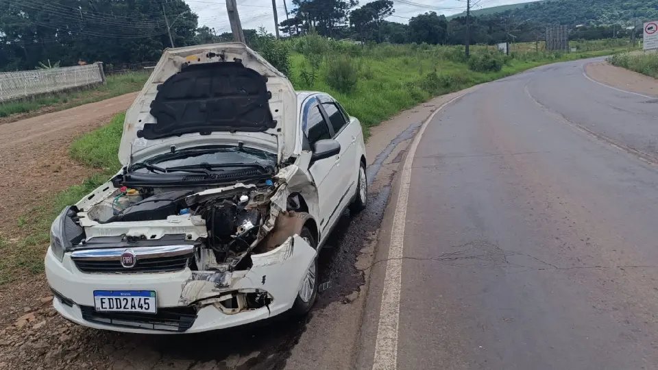 Pneu se solta de caminhão e causa acidente em rodovia catarinense