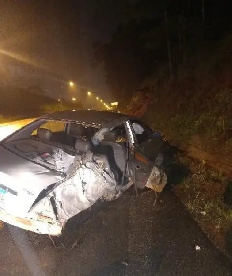 Carro bate na traseira de caminhão reboque durante a madrugada