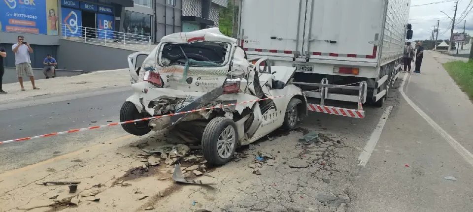 (URGENTE) Carro é prensado entre caminhões na Ivo Silveira