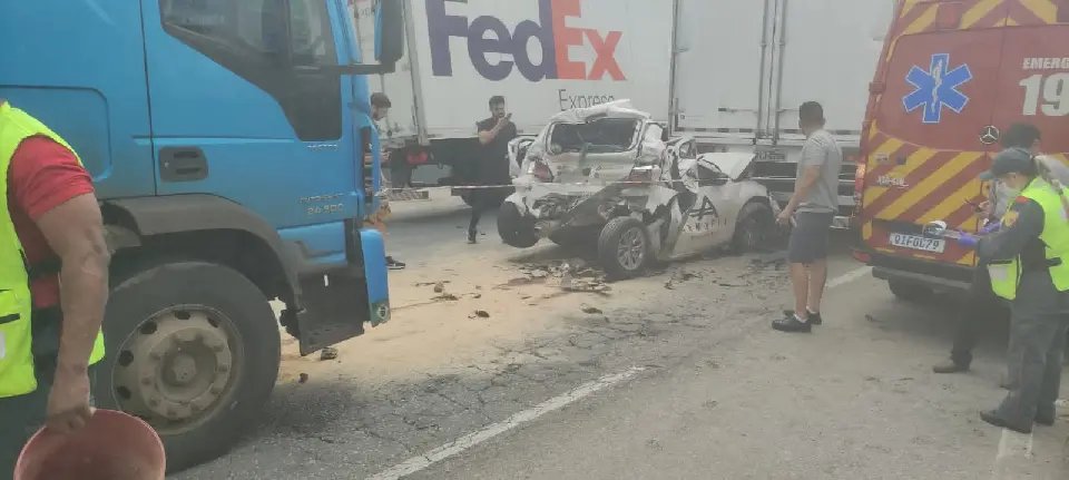 Polícia dá detalhes sobre acidente com carro prensado na rodovia