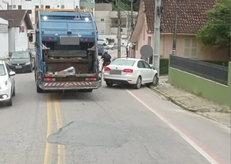 Carro colide contra poste na Primeiro de Maio 