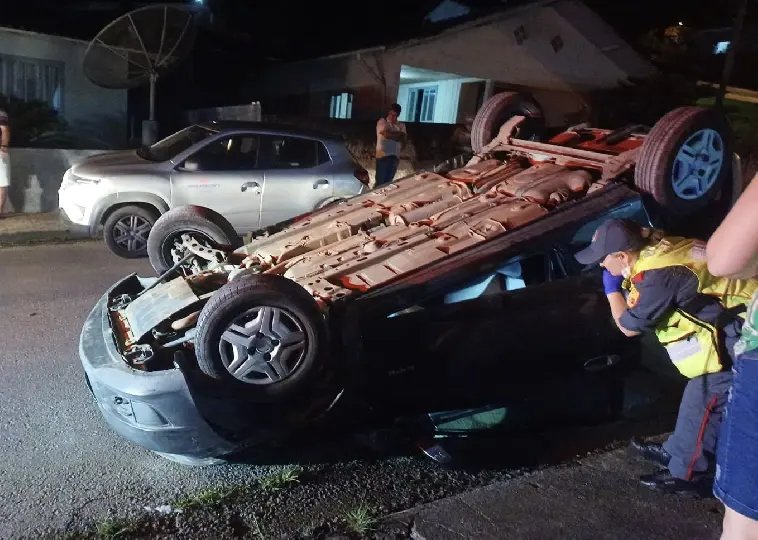 Carro capota após colisão entre carros em Brusque 