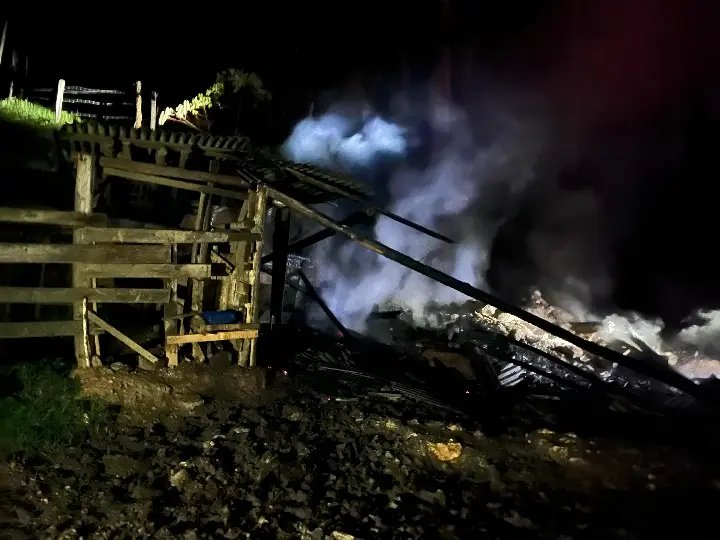 Rancho de madeira pega fogo no bairro Pedras Grandes, em Botuverá