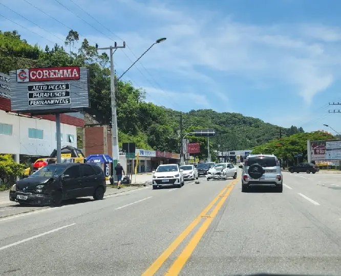 Colisão entre dois carros é registrada na Antônio Heil 