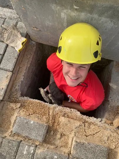Bombeiros resgatam oito filhotes de cachorros que estavam presos em bueiro