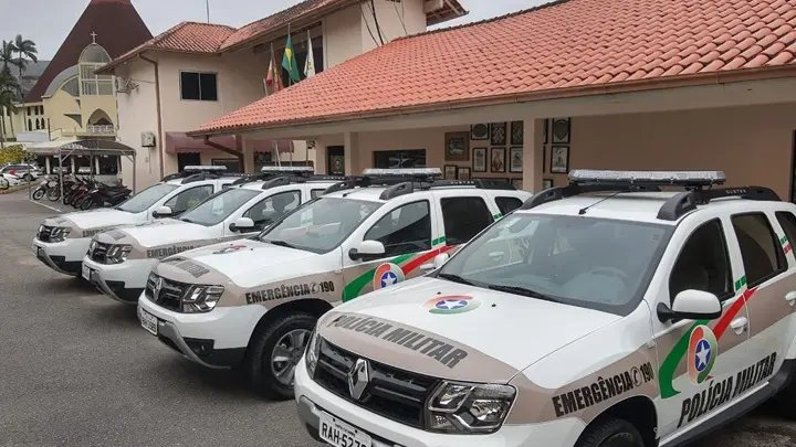 Carro furtado é encontrado em rodovia de Brusque e recuperado pela PM