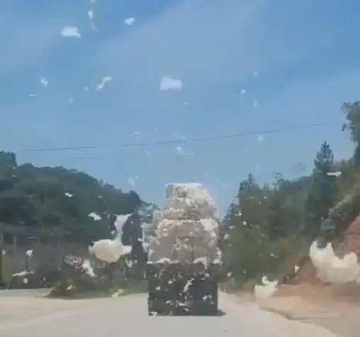 (VIDEO) Caminhão deixa rastro de sujeira pelo caminho em Botuverá