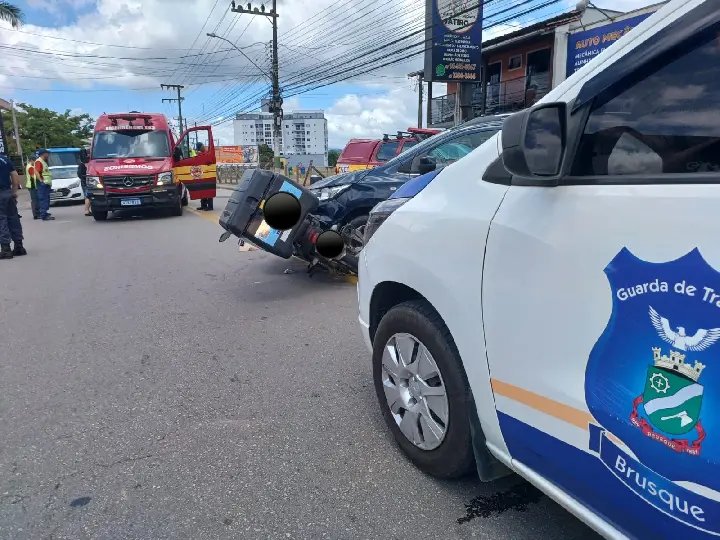 Duas pessoas ficam feridas após acidente no bairro Santa Terezinha 