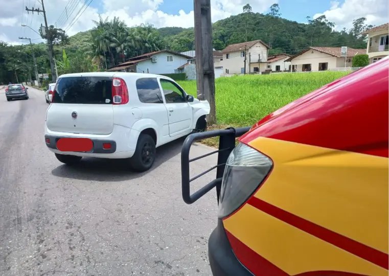Carro colide contra poste no bairro Guarani 