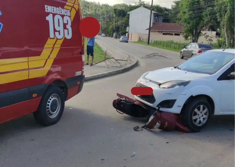 Moto acaba embaixo de carro após acidente em Brusque 