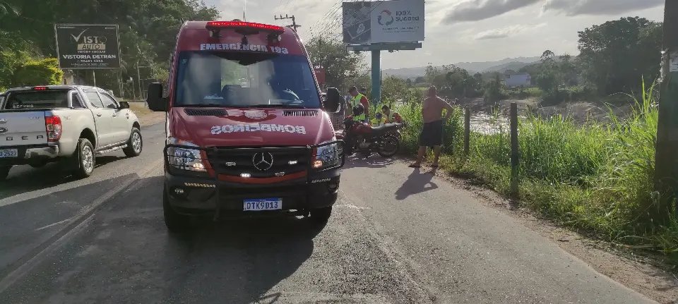 Colisão entre carro e moto deixa uma pessoa ferida em Brusque 
