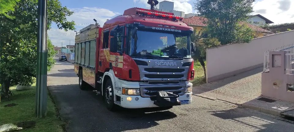 Veículo tem princípio de incêndio no bairro Souza Cruz