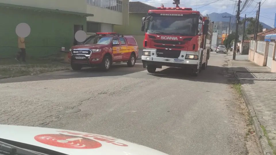 Bombeiros são acionados para suposto incêndio em residência em Brusque  