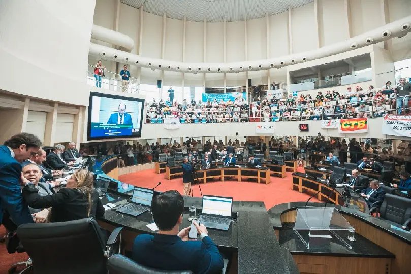 Proposta que acaba com cobrança dos 14% para os aposentados é aprovada na Alesc