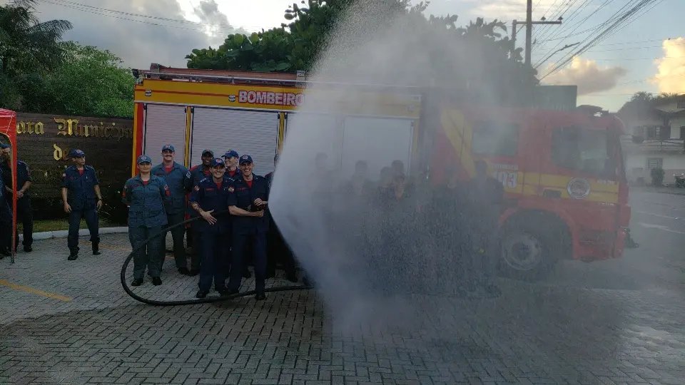 Quartel de Guabiruba comemora 20 anos com novo caminhão de combate a incêndio