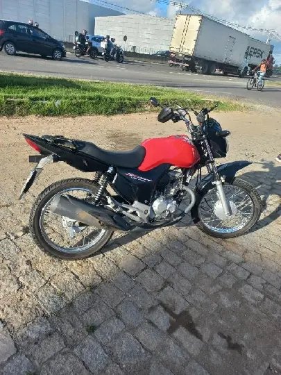 Colisão entre moto e caminhão deixa um ferido na Antônio Heil