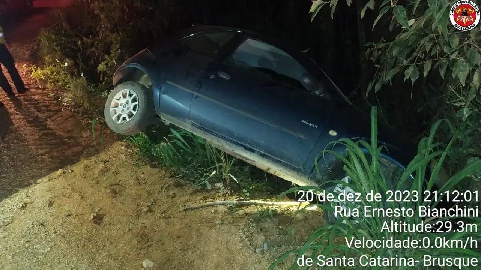 Carro fica suspenso em mourão de cerca no bairro Rio Branco