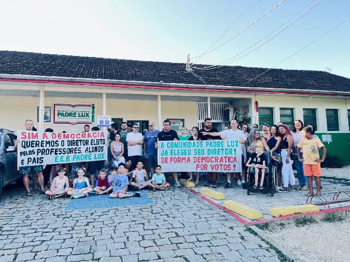 Pais e alunos realizam manifestação em frente a Escola de Brusque
